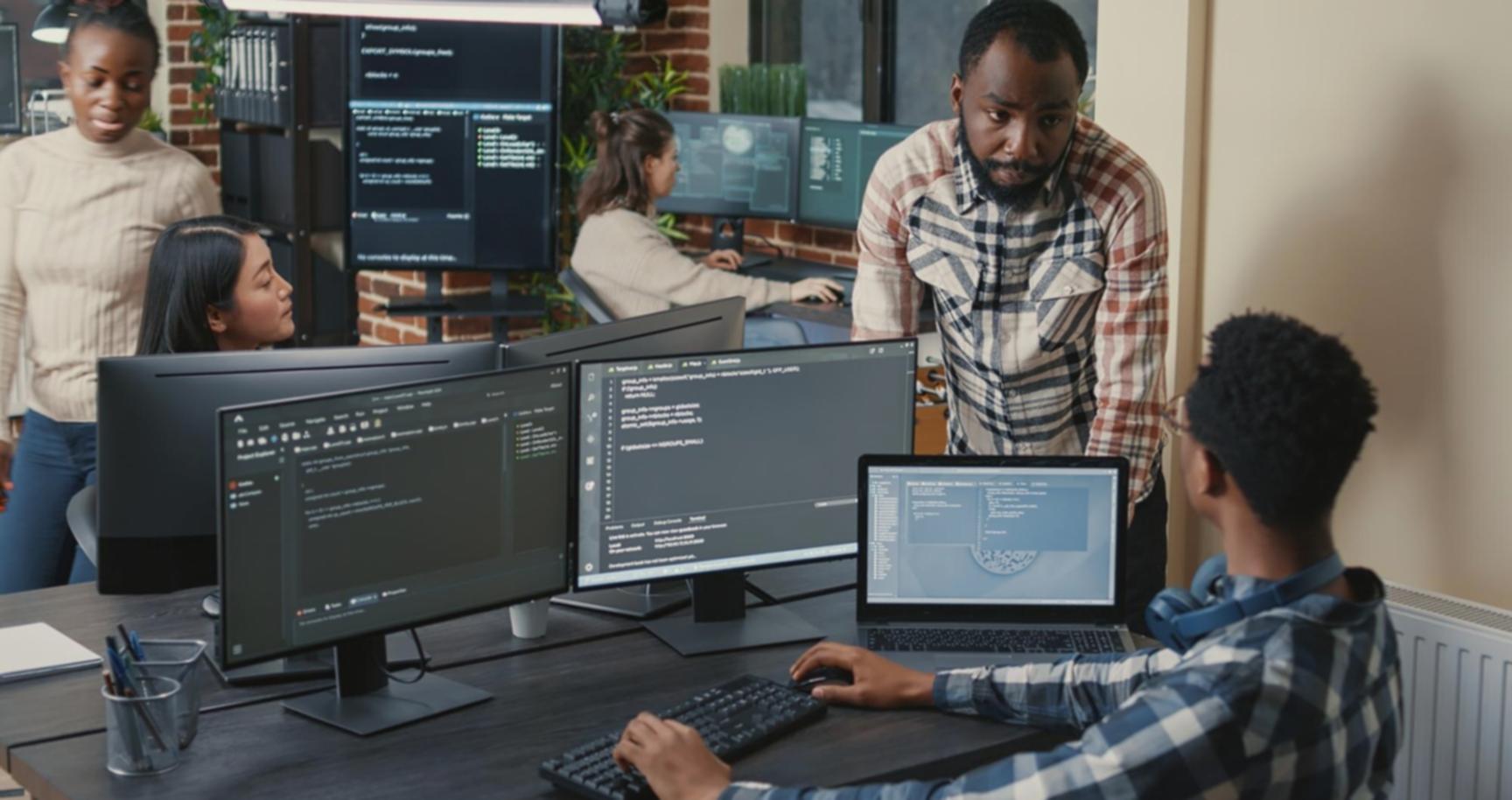 طلاب يتعلمون تطوير ألعاب الموبايل في بيئة تفاعلية